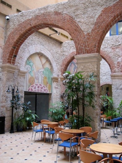 Intervenções plásticas dos jovens arquitetos nos prédios antigos. Hotel Telégrafo, Centro Histórico, Havana