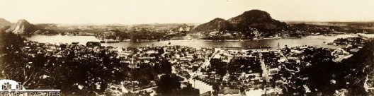 Panorâmica com os Armazéns 1 e 2 do Porto de Vitória e a Baía ao fundo (déc. 1930)