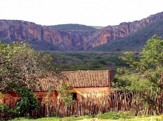 Sertão e serra; parede e pedra; caatinga e mata; sol e eletricidade – luz para todos!