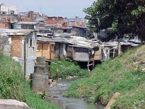 Favela à beira de córrego em São Paulo, ilustração do livro \"As ilusões do Plano Diretor\"