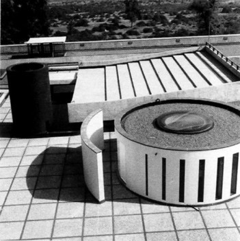 Detalhe terraço do núcleo. Edifício Cepal, Santiago do Chile. Arquiteto Emilio Duhart.