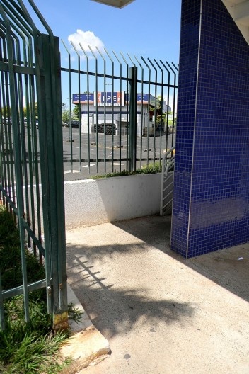 Acessos da passarela configuram-se como estrangulamentos e dificultam ainda mais o fluxo de pedestres