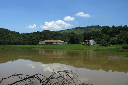 Sítio Santo Antônio, com casa grande e capela refletidos no lago, São Roque