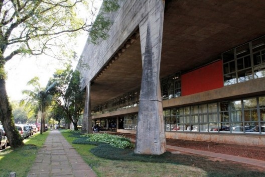 Detalhe do pilar construído da fachada FAU USP
