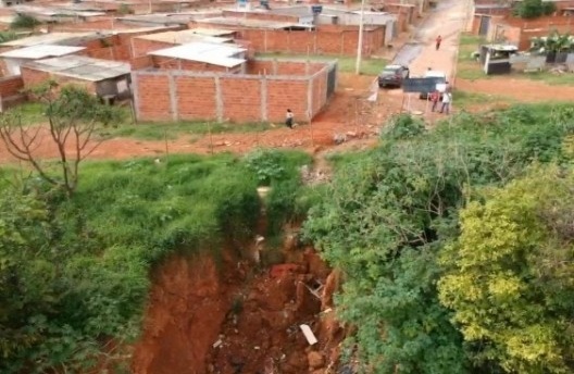 Erosão próxima a área residencial