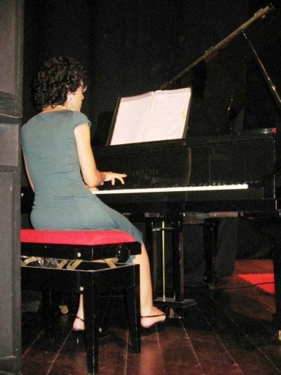 Pianista e solista Elisa Silveira, na apresentação do Coral da Unb, no Cine Teatro São Joaquim