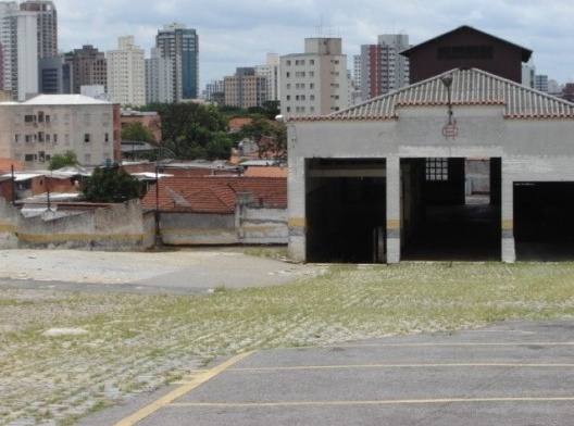 Imóvel desocupado na rua Rio Grande, a cavaleiro do córrego