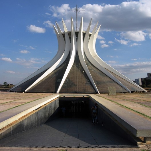 Catedral Metropolitana Nossa Senhora de Aparecida, Brasília, 1958. Projeto de Oscar Niemeyer e vitrais de Marianne Peretti