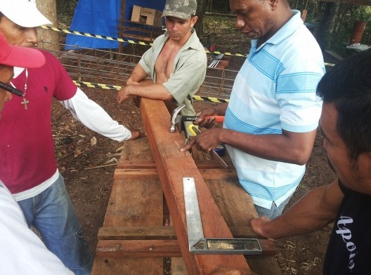 Centro Experimental Floresta Ativa - CEFA, oficina com Louro Santos, montagem de estruturas de madeira, RESEX Tapajó-Arapiuns PA. Arquiteta Cristina Xavier