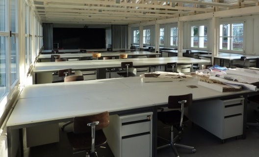 Pavilhão HIP C 11, da Eidgenössische Technische Hochschule – ETH, utilizado pelo ateliê do prof. Josep Lluís Mateo e equipe. Pavimento térreo reservado aos estudantes. Zurique, 2013