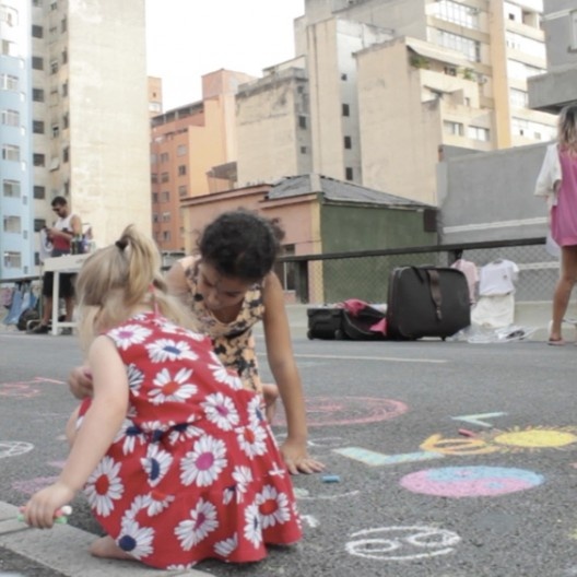 Elevado João Goulart (Minhocão), São Paulo SP Brasil, 1971. O design insuficiente: espaços disponíveis e o exercício transgressivo e inventivo