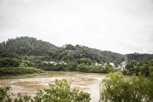Blumenau. Vista do Morro do Aipim a partir da Avenida Beira-rio. Na extrema esquerda, a Prainha, onde até algumas décadas atrás havia uma praia fluvial e onde encontra-se, em ruínas, o Vapor Blumenau, embarcação que navegou no Rio Itajaí-Açu entre 1895 e