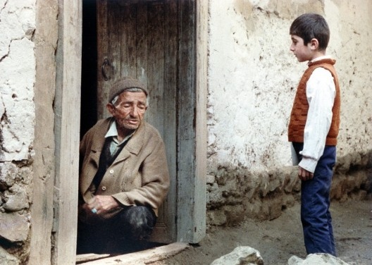Fotograma de Onde fica a casa do meu amigo?, filme de Abbas Kiarostami, 1987