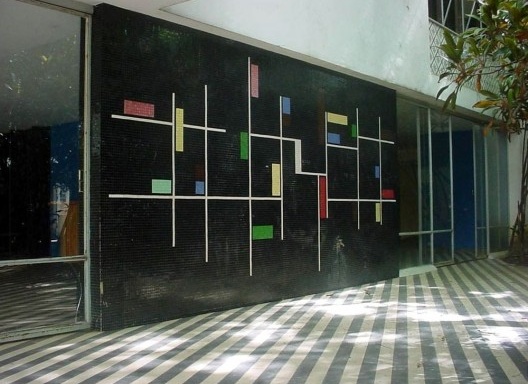 Painéis de Mário Silésio voltados tanto para o interior quanto para o exterior do salão de jogos na Residência Frederico Assis