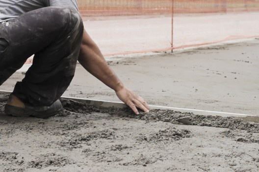 Paraler, preparação para instalação da calçada. Regina Silveira