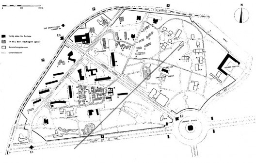 Implantação oficial do Hansaviertel (com pequenas diferenças com relação à versão efetivamente construída), indicando também a posição dos pavilhões de exposição e o percurso do teleférico