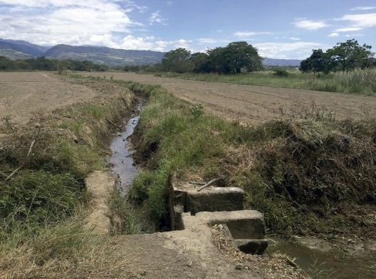 Rio Lagunilla e sistema de irrigação da Fazenda El Puente, Armero