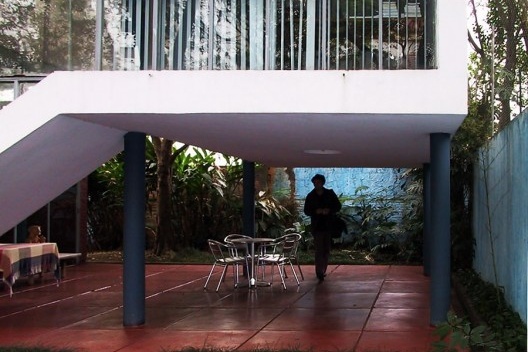 Arquiteto suíço Pierre Bonnet na varanda da residência Vilanova Artigas durante o Fórum de Debates da 5ª BIA, setembro de 2003