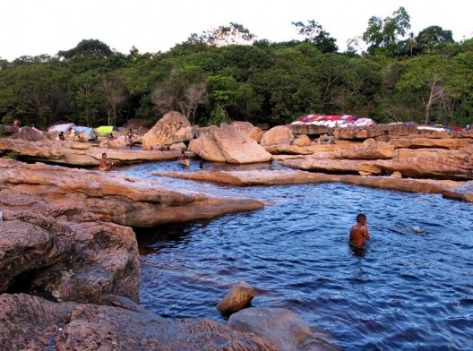 Pedras, roupas, lavadeiras e crianças no Rio Lençóis
