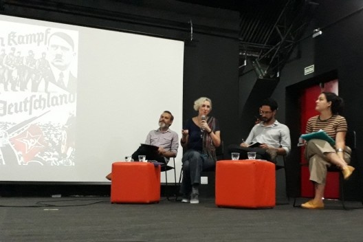 01. Marx Lamare (mediador), Ethel Leon, Gabriel Lyra e Pamela Marques participam da Mesa 3, discutindo o tema “A dimensão política do design”