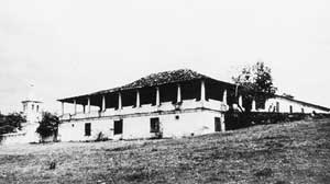 A célebre sede da Fazenda do Colubandê, em São Gonçalo, Rio de Janeiro, com o alpendre periférico de colunas toscanas