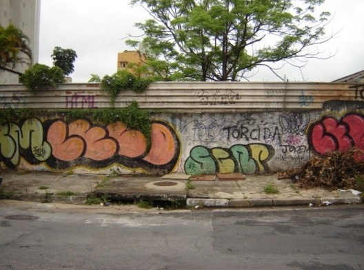 Rua Gregório Serrão, entre ruas Machado de Assis e Joaquim Távora: manifestação sonora do afluente do Pedra Azul