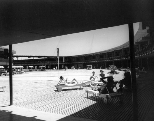 Vista da área de piscinas. Anel interno do Hotel Tambaú