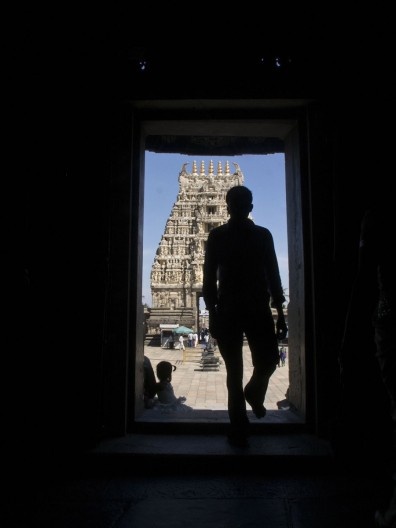 Um devoto adentra o templo pela porta leste, após a pradakshina