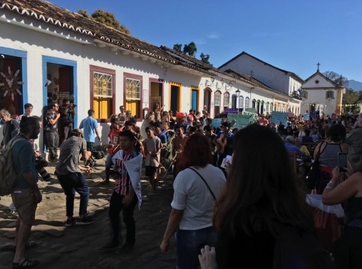 Manifestação de moradores locais durante a Flip 2019