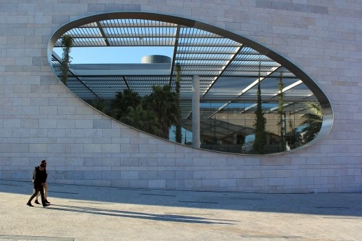Centro Champalimaud, abertura lateral que permite entrever o interior