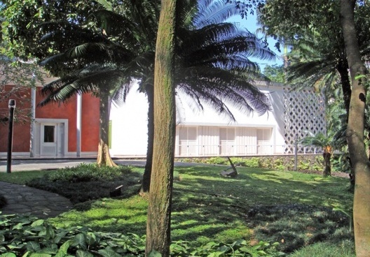 Fachada principal e jardim