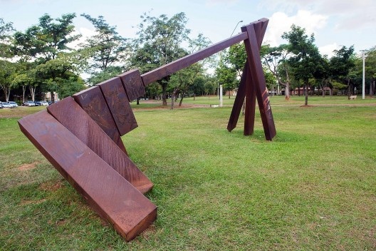 Eixo Paralelo ao da Rotação da Terra, escultura pública de Marco do Valle na Unicamp, novembro de 1987