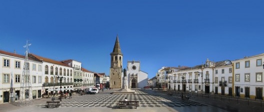 Praça da República, Igreja de São João Batista do século 15