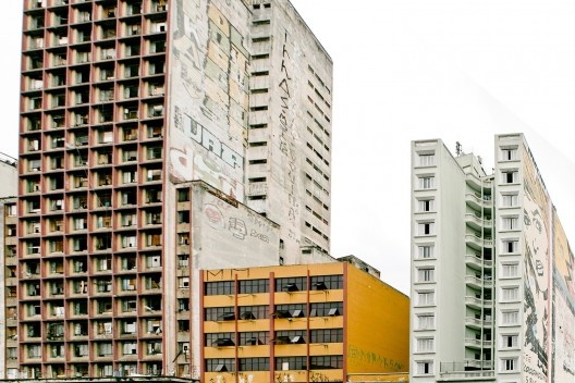 Conjunto de prédios na região central de São Paulo. Da esquerda para a direita, uma ocupação irregular objeto de retrofit através da Sehab, um edifício enquadrado no tema deste artigo, um imóvel privado e um edifício habitacional plenamente ocupado