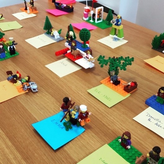 Maquetes de Lego expressando cada um dos participantes do curso. Na minha estou com meu cachorro em uma praça, representado a luta que é implantar espaços públicos de qualidade no Brasil