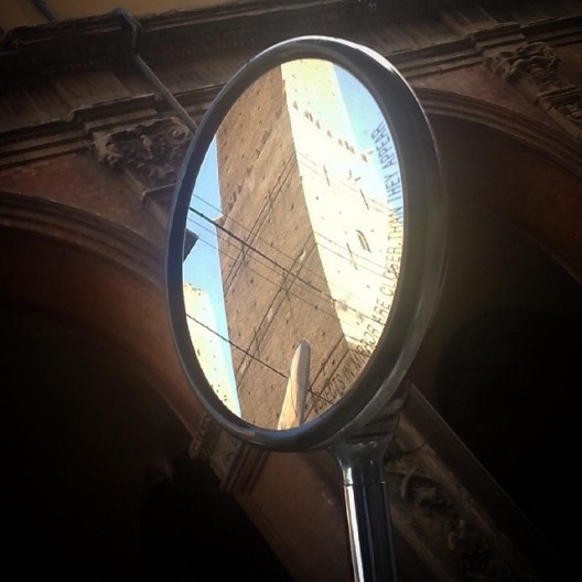 Torre Asinelli espelhada em uma retrovisor de uma típica vespa italiana, Bolonha, 2014