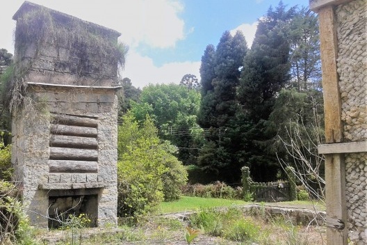 Lareira nas ruínas da Casa Paschoal Scavone, Jardim do Embaixador