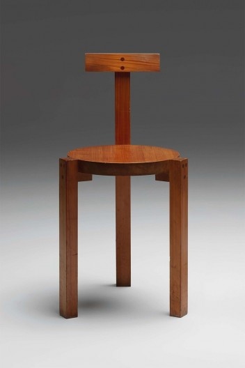 Cadeira Girafa, Brasil, 1987. Madeira Freijo, manufaturada pela Barauna. Design de Lina Bo Bardi, Marcelo Ferraz, Marcelo Suzuki