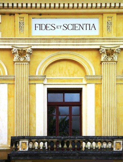 Colégio Anchieta; detalhe do bloco do teatro com a insígnia “Fides et Scientia”