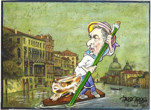 Paulo Mendes da Rocha carregando seu Leão de Ouro no Grande Canal de Veneza, diante do Pallazo Giustinian