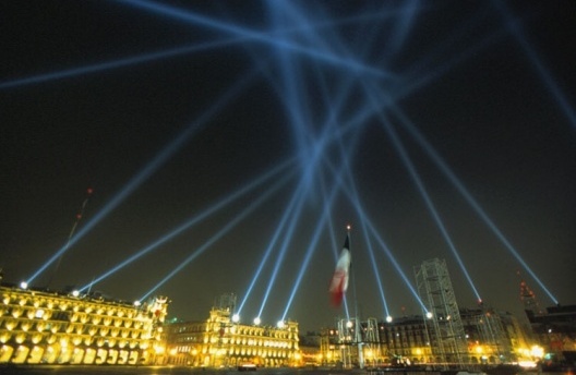 Vectorial Elevation, instalação interativa originalmente desenhada para celebrar a chegada do ano 2000 no Zócalo da Cidade do México