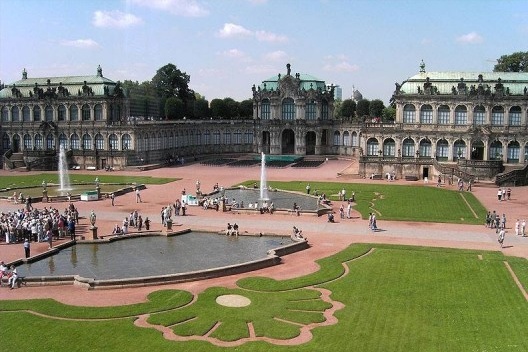 No Zwinger, um complexo de museus e jardins do séc. XVIII na cidade alemã de Dresden encontram-se escondidos quatro cachês de diferentes \"proprietários\", cada um chamando atenção a um detalhe arquitetônico ou histórico
