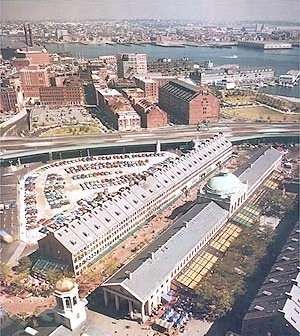 Quincy Market e Faneuil Mall, Boston. Projeto de revitalização de Benjamim Thompson Associates