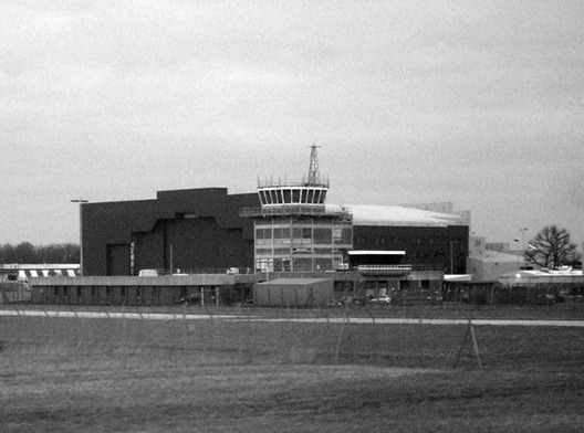 Torre de Controle do Aeroporto de Gatwick, 1957. Arquitetos Francis Yorke, Eugene Rosenberg e Cyril Mardall