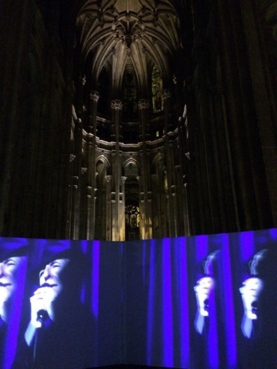 “Uomoduomo” (Anri Sala), instalação no interior da Igreja Saint-Eustache, percurso Centro