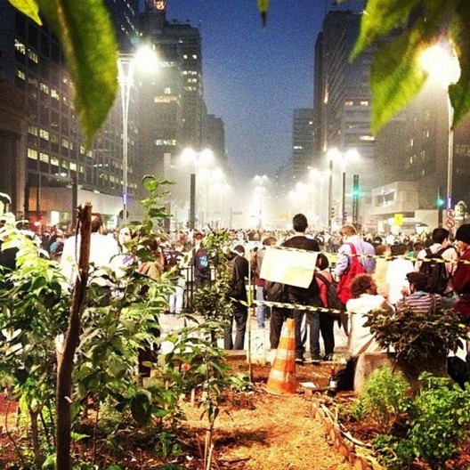Manifestação na Avenida Paulista vista da Horta do Ciclista, trabalho do grupo “Hortelões Urbanos”