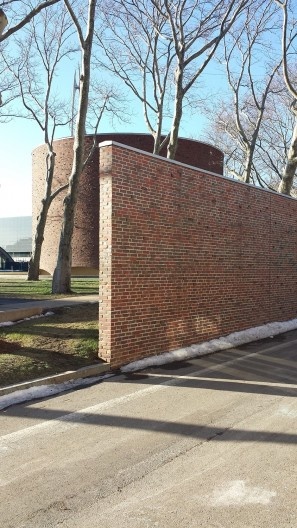 Kresge Chapel, Campus MIT, 1955. Arquiteto Eero Saarinen muro externo