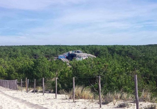 Bunker construído no meio da floresta na costa Atlântica, próximo à pequena localidade de Plage du Pin-Sec
