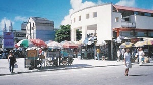 Primeiro módulo de um equipamento urbano (Calçadão dos Mascates) edificado no centro do Recife (1994) para atender ao comerciante informal, em local de grande fluxo de pedestres.