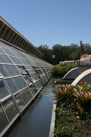 Hospital Geral, espelho d'água e shed, São Carlos SP. Arquiteto João Filgueiras Lima, Lelé
